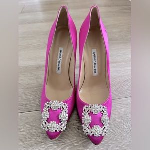 MANOLO BLAHNIK Hangsi Satin Crystal-Buckle Pumps in Pink